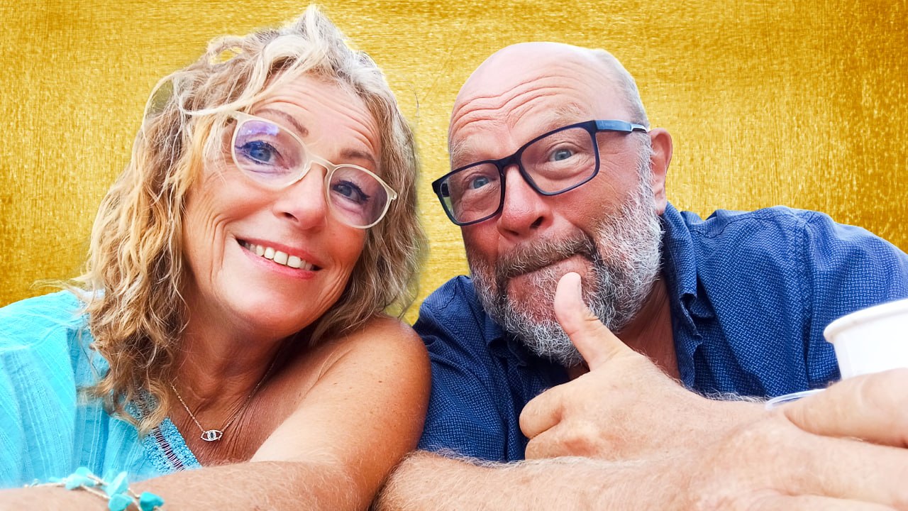 Gisi Olivia und Heinrich Richie lächeln gemeinsam vor einem goldgelben Hintergrund