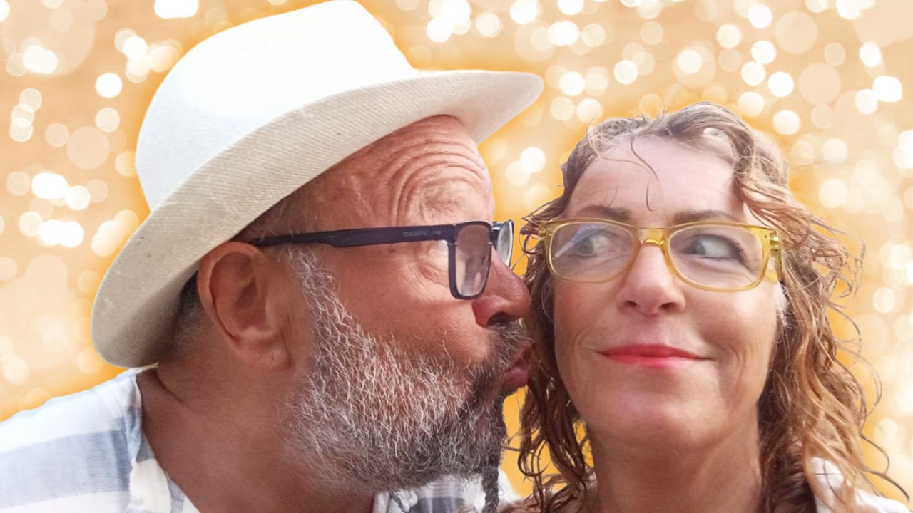 Heinrich Richie mit weißem Hut und Gisi Olivia in einem liebevollen gemeinsamen Moment