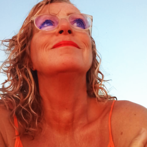 Olivia Sonnig im warmen Sonnenlicht vor blauem Himmel